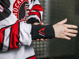 Протектор предплечья "Icearmor" – единственная в мире защита предплечья хоккеиста от удара клюшкой, шайбой и пореза коньком.